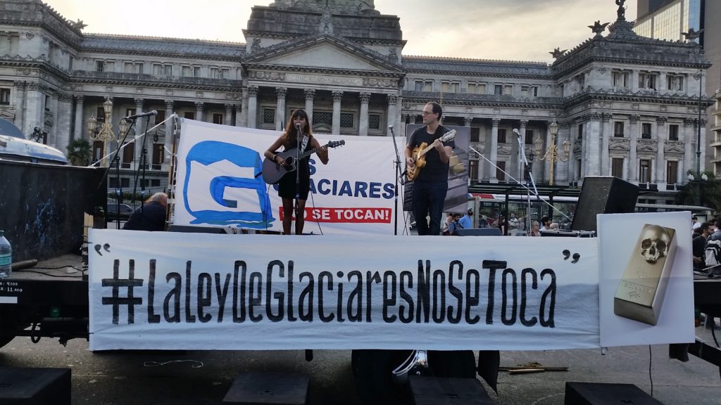 "Los glaciares no se tocan" es el lema en rechazo de la reforma de la Ley de Glaciares. Foto: Damián Profeta. Licencia: CC BY NC 2.0.
