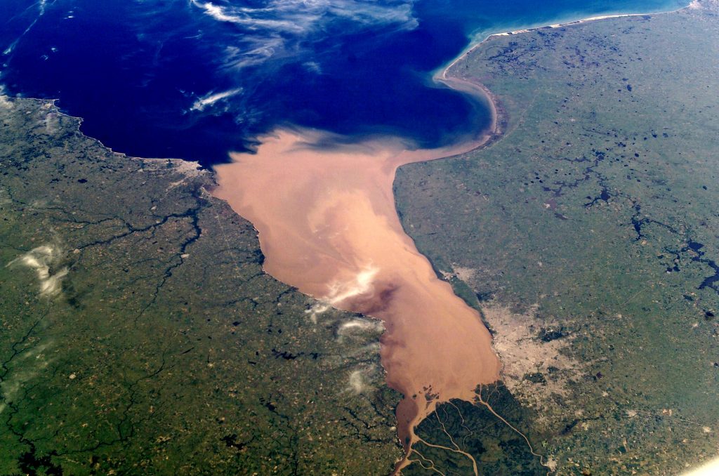Foto satelital del Río de la Plata. Fuente: National Aeronautics and Space Administration (NASA).
