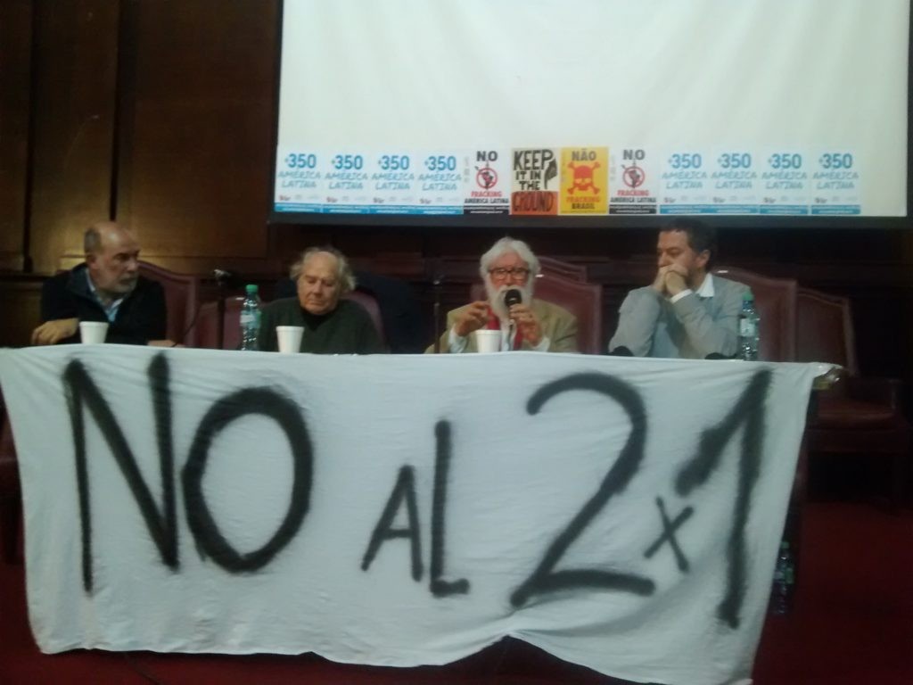 Leonardo Boff dio una conferencia en Buenos Aires junto a Adolfo Pérez Esquivel y Juan Pablo Olsson (350.org). Foto: Damián Profeta. Licencia: CC BY 2.0.