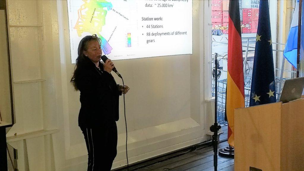 La Dra. Sabine Kasten presentó el trabajo científico que realizan a bordo del Sonne. Foto: Damián Profeta. Licencia CC BY 2.0.
