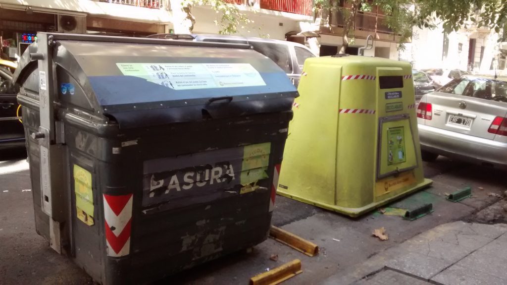 Contenedores de basura en la Ciudad de Buenos Aires. Foto: Damián Profeta. Licencia CC BY-NC-SA 2.0.