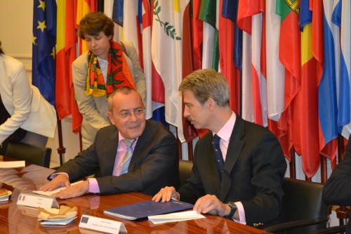 El Embajador de Francia en Argentina, Jean-Michel Casa (derecha), conversa con el Embajador de la Unión Europea en Argentina José Ignacio Salafranca