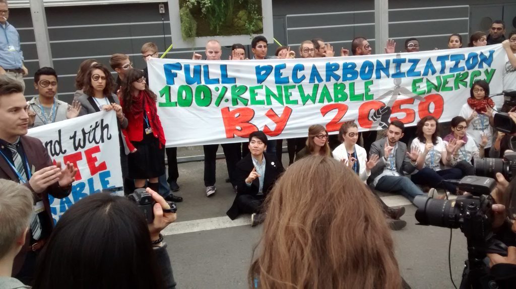 Jóvenes de la sociedad civil realizaron una protesta en la COP21 de París reclamando mayor compromiso de los gobiernos en la lucha contra el cambio climático. 