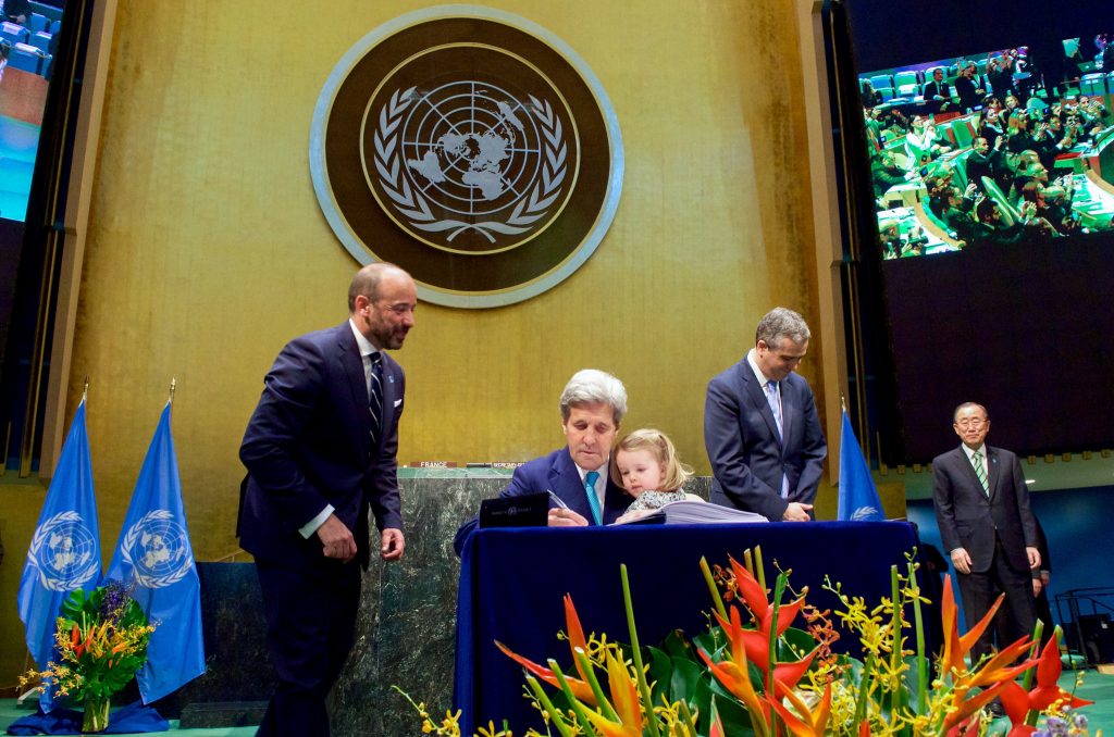 El Secretario de Estado estadounidense, John Kerry, durante la firma del Acuerdo de París en abril pasado. Foto: Departamento de Estado de los Estados Unidos. Dominio Público. 