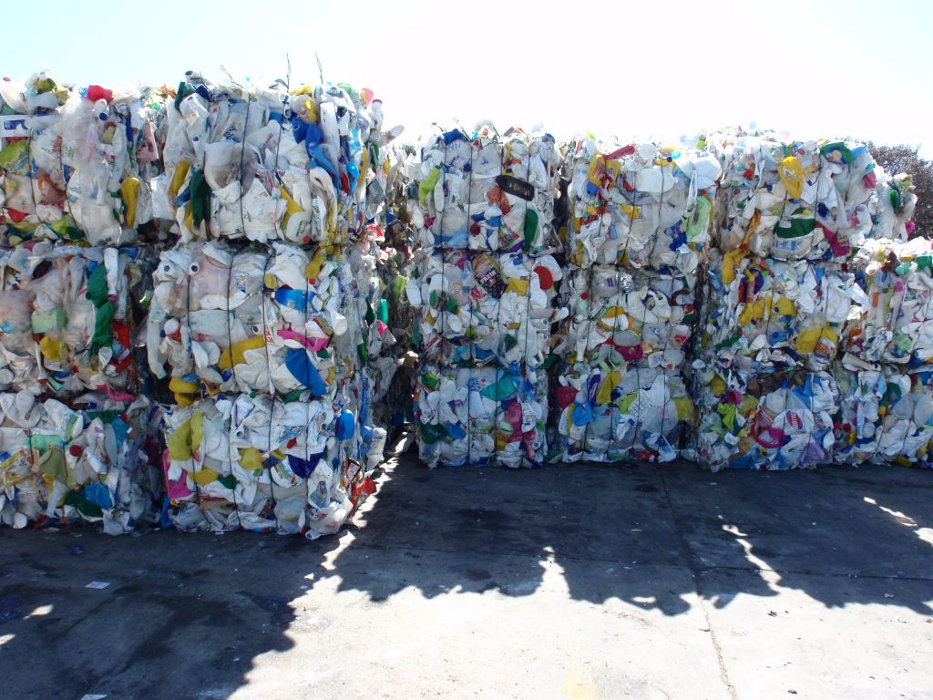 Fardos de reciclaje. Foto: cedida por el Organismo Provincial para el Desarrollo Provincial (OPDS).