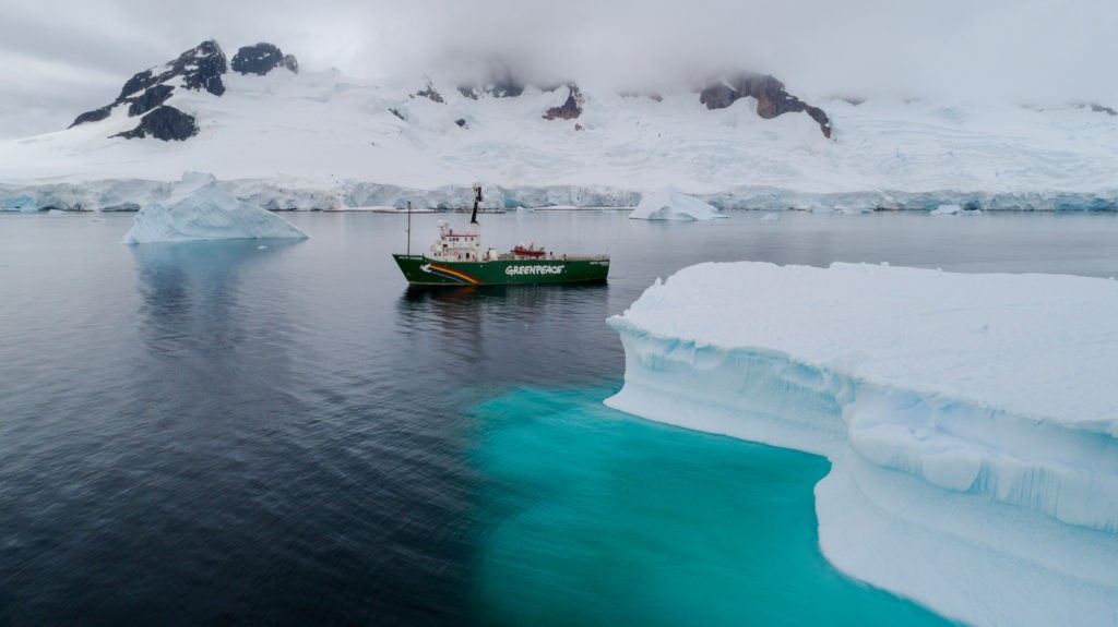 El barco de Greenpeace Arctic Sunrise navega el Océano Antártico. Foto: Christian í…slund / Greenpeace