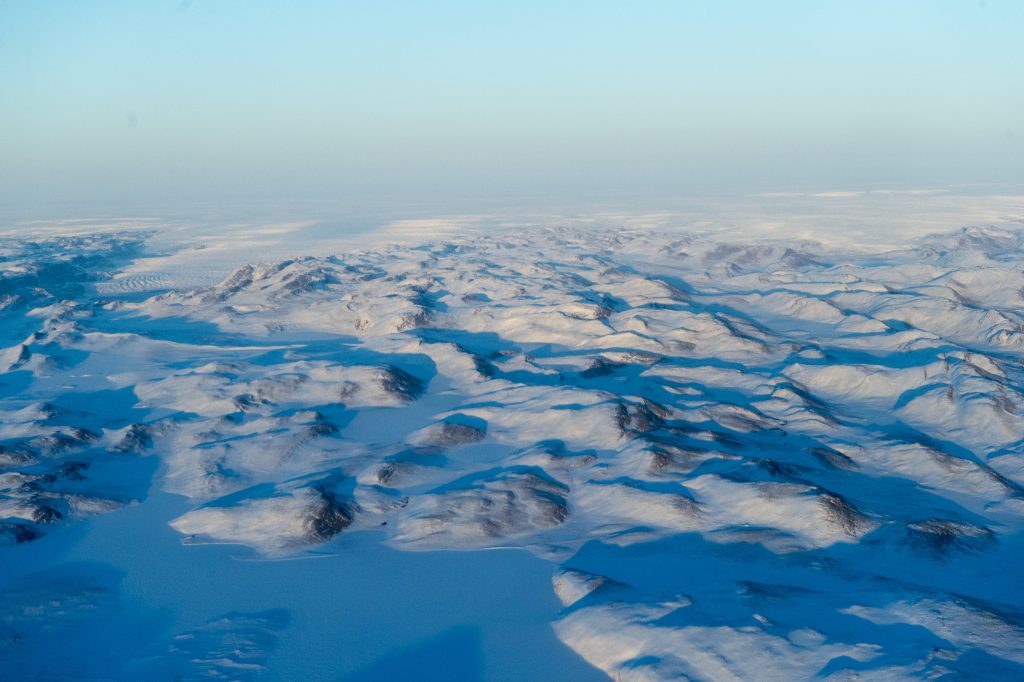 Fotografía aérea que muestra el derretimiento de la capa de hielo de Groenlandia. Foto: Biblioteca Fotográfica de Naciones Unidas. Licencia: Creative Commons CC BY-NC-ND 2.0.