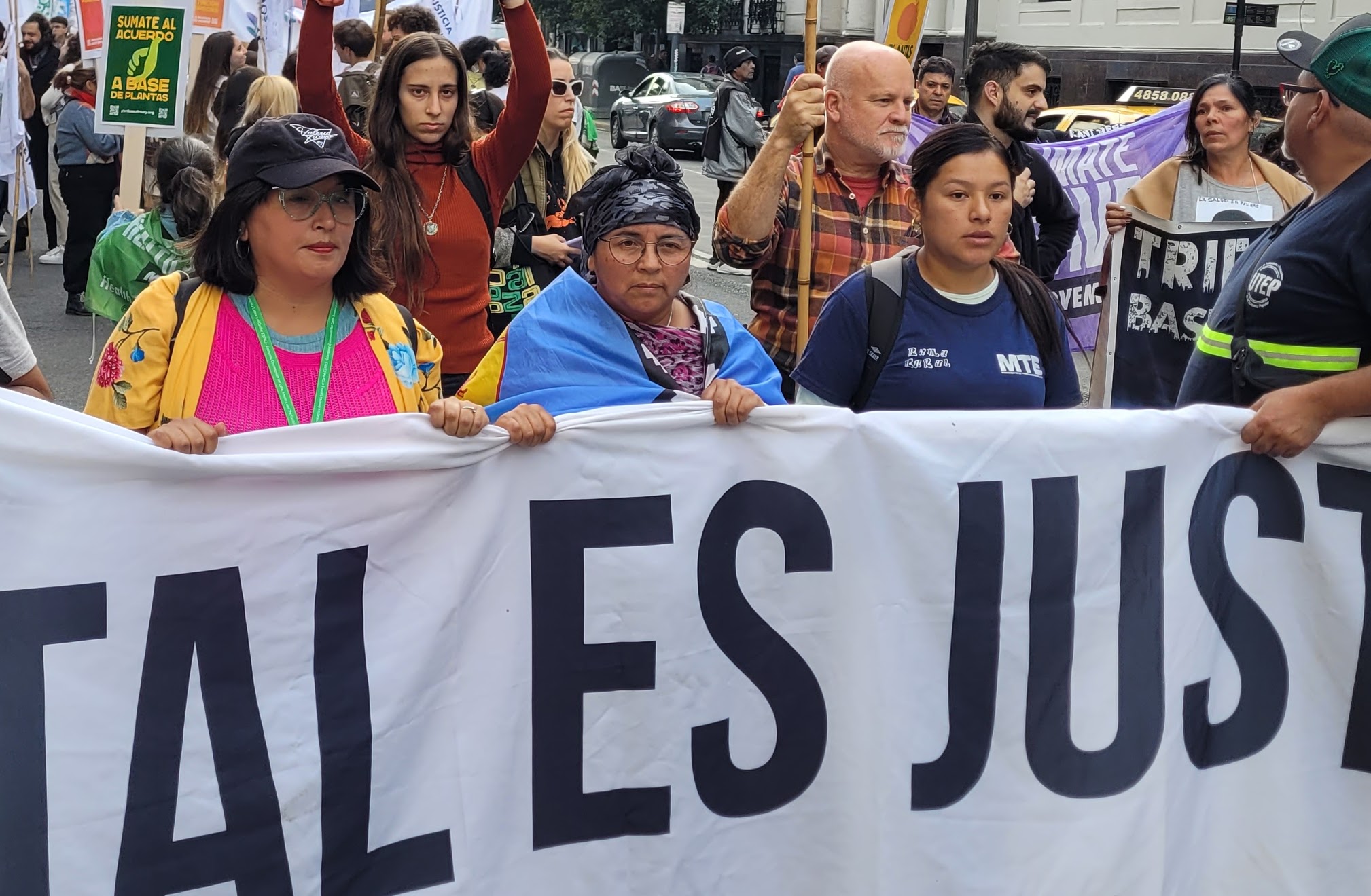 Orietta Llauca, Abogada y ambientalista Mapuche, marchó en Buenos Aires durante la COP2 de Escazú. Foto: Damián Profeta. Licencia CC BY 2.0.
